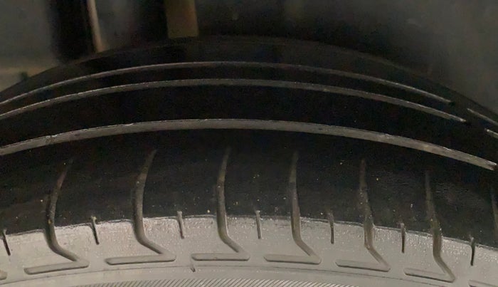 2014 Maruti Ciaz ZXI, Petrol, Manual, 70,337 km, Right Rear Tyre Tread