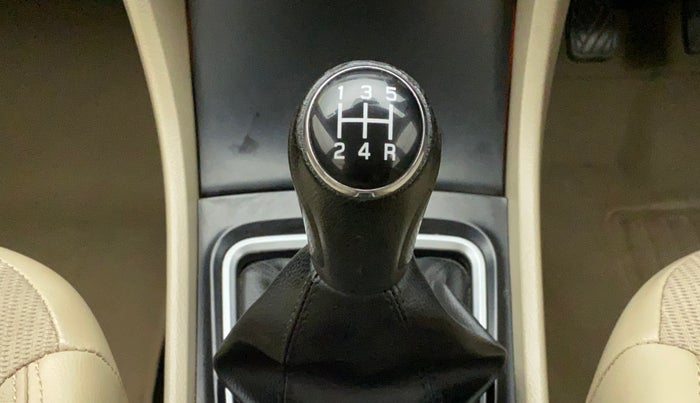 2014 Maruti Ciaz ZXI, Petrol, Manual, 70,337 km, Gear lever - Knob has minor damage