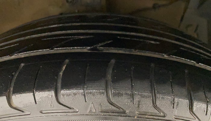 2014 Maruti Ciaz ZXI, Petrol, Manual, 70,337 km, Right Front Tyre Tread