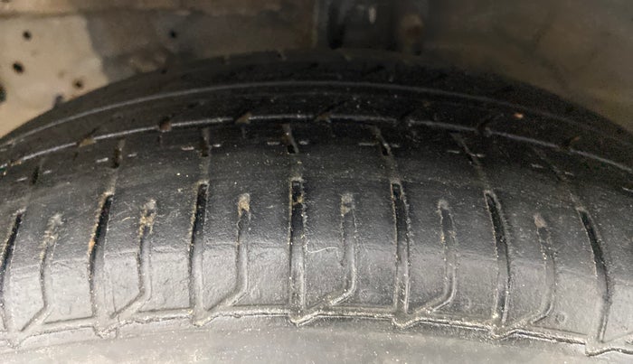 2013 Maruti Ertiga VXI, Petrol, Manual, 88,701 km, Left Front Tyre Tread
