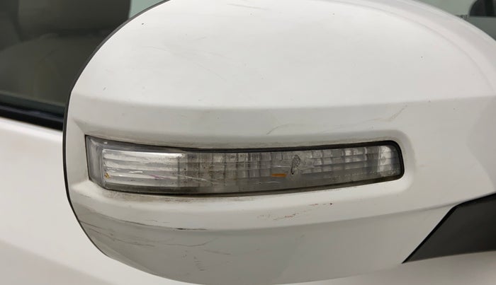 2013 Maruti Ertiga VXI, Petrol, Manual, 88,701 km, Right rear-view mirror - Indicator light has minor damage
