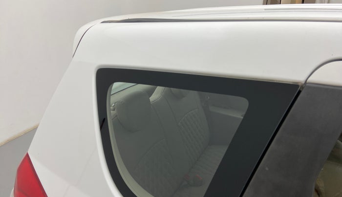 2013 Maruti Ertiga VXI, Petrol, Manual, 88,701 km, Right C pillar - Paint is slightly faded