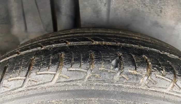 2013 Maruti Ertiga VXI, Petrol, Manual, 88,701 km, Right Rear Tyre Tread