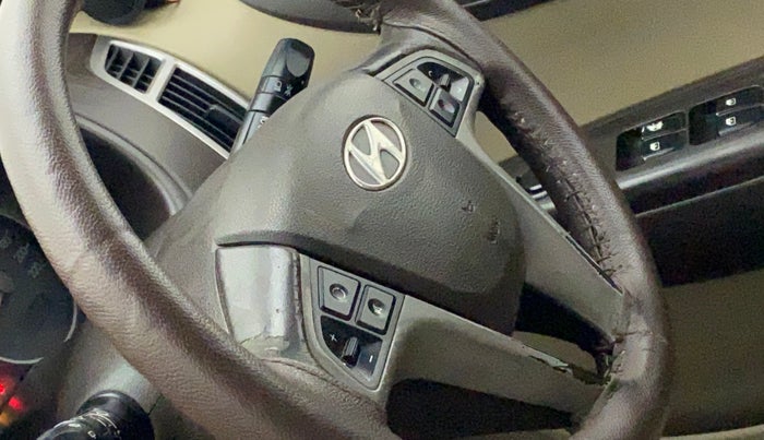 2011 Hyundai i20 ASTA 1.2, Petrol, Manual, 1,24,075 km, Steering wheel - Sound system control not functional