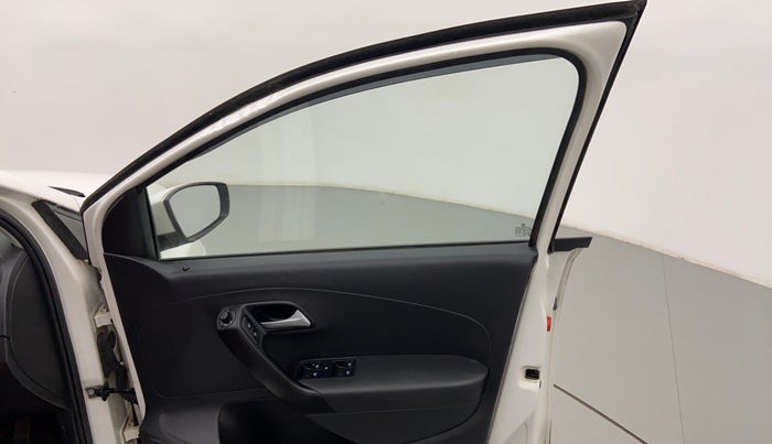 2018 Volkswagen Polo HIGH LINE PLUS 1.0, Petrol, Manual, 32,263 km, Driver-side door - Beading has minor damage