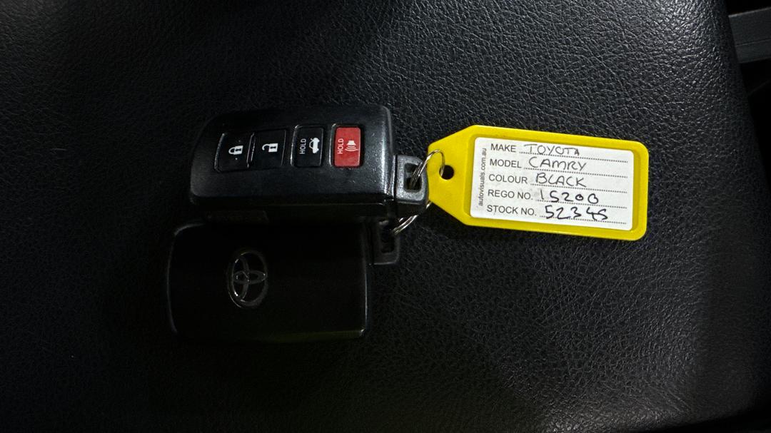 2017 Toyota Camry Rz S.e., Automatic, 134439 km, Key Close-up