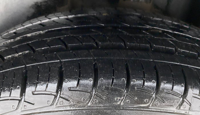 2012 Skoda Rapid 1.6 TDI MT AMBITION, Diesel, Manual, 51,366 km, Left Rear Tyre Tread