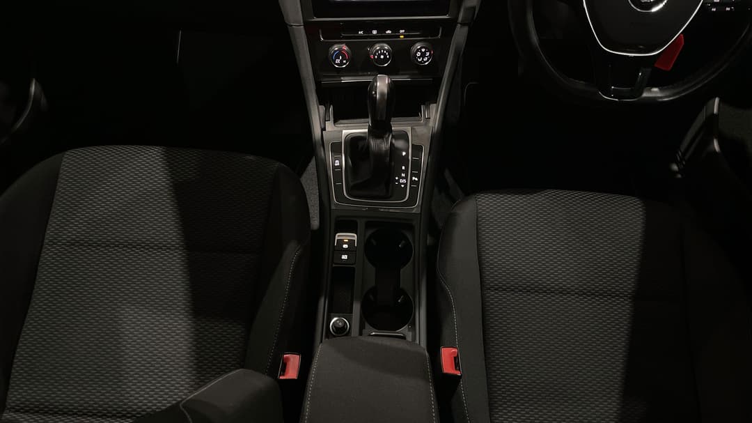 2020 Volkswagen Golf 110 Tsi Trendline, Automatic, 99585 km, Center Console