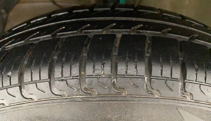 2018 Maruti Dzire LXI, Petrol, Manual, 65,424 km, Left Front Tyre Tread