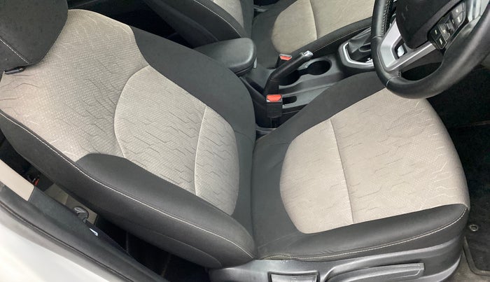 2019 Hyundai Creta 1.6 VTVT SX AUTO, Petrol, Automatic, 28,125 km, Driver seat - Cover slightly stained