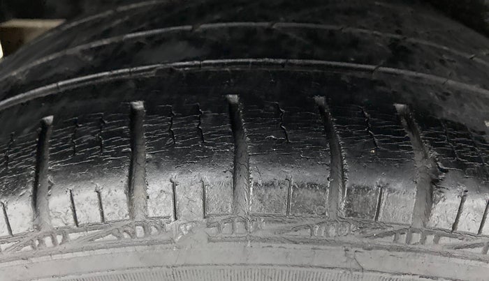 2014 Maruti Swift ZDI, Diesel, Manual, 28,066 km, Right Rear Tyre Tread