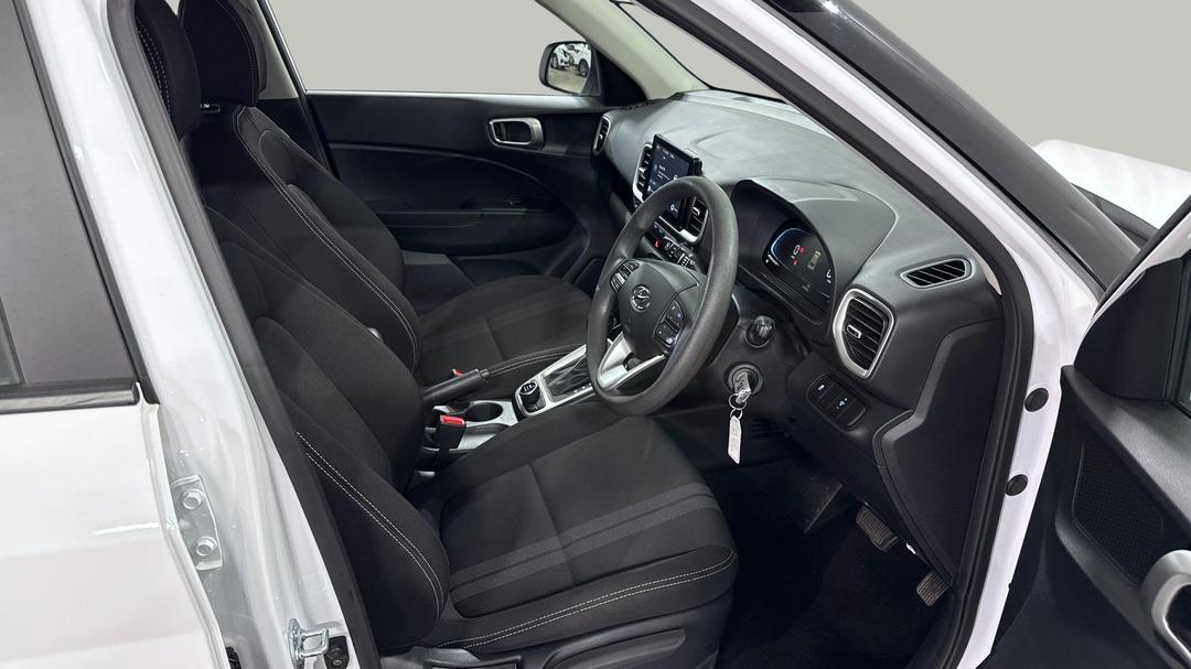 2025 Hyundai Venue Venue, Automatic, 29438 km, Right Side Front Door Cabin View