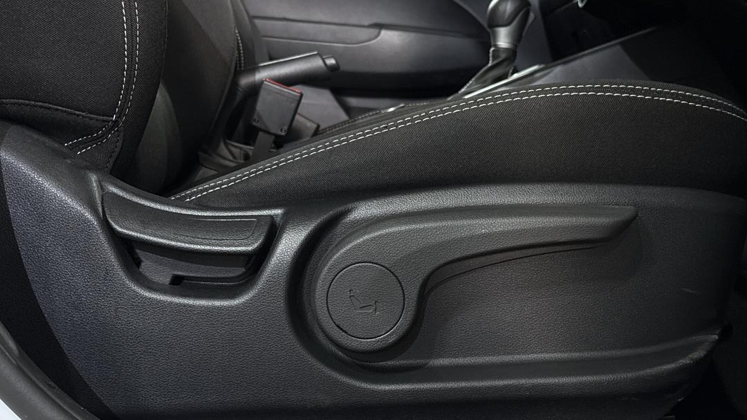 2025 Hyundai Venue Venue, Automatic, 29438 km, Drivers Side Adjustment Panel