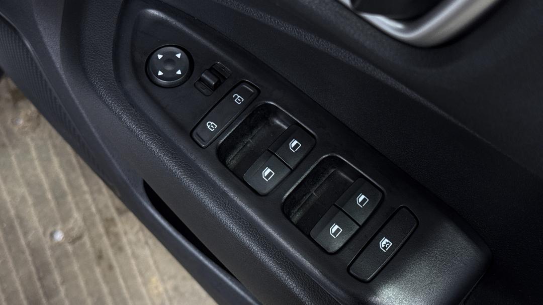 2025 Hyundai Venue Venue, Automatic, 29438 km, Drivers Side Door Panel Controls