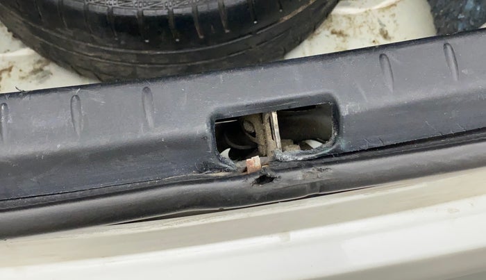 2012 Toyota Etios G, Petrol, Manual, 90,309 km, Dicky (Boot door) - Weather strip has minor damage