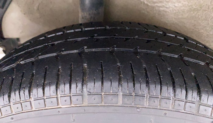 2014 Maruti Ritz LXI, Petrol, Manual, 58,205 km, Right Rear Tyre Tread