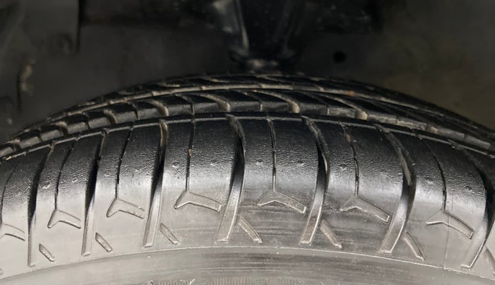 2018 Hyundai Eon MAGNA +, Petrol, Manual, 49,315 km, Left Front Tyre Tread