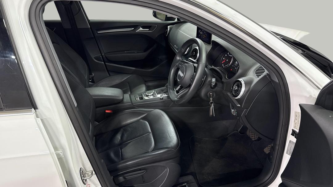2019 Audi A3 35 Tfsi  (1.4 Tfsi Cod), Automatic, 40363 km, Right Side Front Door Cabin View