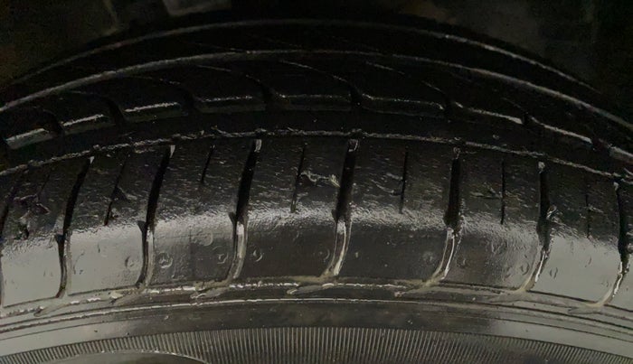 2013 Honda Brio V MT, Petrol, Manual, 30,738 km, Left Front Tyre Tread