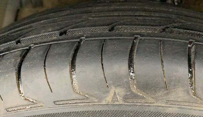 2014 Maruti Swift Dzire VXI, Petrol, Manual, 85,777 km, Left Front Tyre Tread