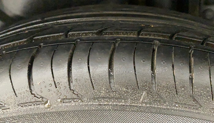 2014 Maruti Swift Dzire VXI, Petrol, Manual, 85,777 km, Left Rear Tyre Tread