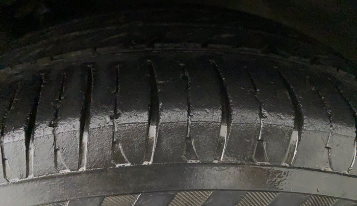 2012 Skoda Rapid AMBITION 1.6 TDI MT, Diesel, Manual, 63,846 km, Left Rear Tyre Tread
