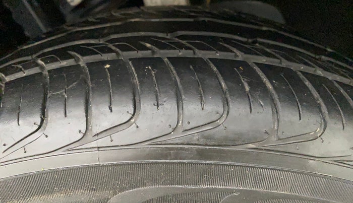 2019 Mahindra MARAZZO M2 8 STR, Diesel, Manual, 81,463 km, Left Front Tyre Tread