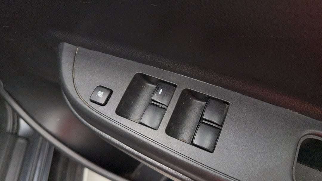 2021 Mitsubishi Triton Glx+ (4x4), Automatic, 106581 km, Drivers Side Door Panel Controls