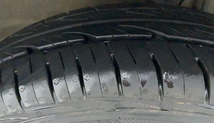 2016 Maruti Alto 800 LXI, Petrol, Manual, 32,189 km, Left Front Tyre Tread