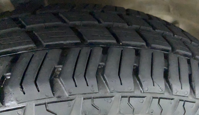 2016 Maruti Alto 800 LXI, Petrol, Manual, 32,189 km, Right Front Tyre Tread