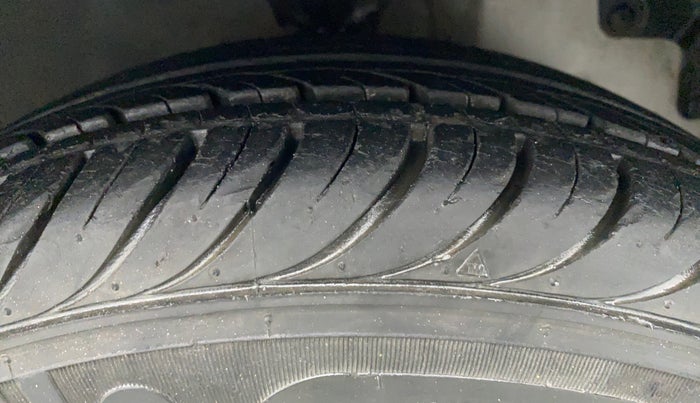 2015 Hyundai Eon MAGNA PLUS, Petrol, Manual, 14,927 km, Right Front Tyre Tread