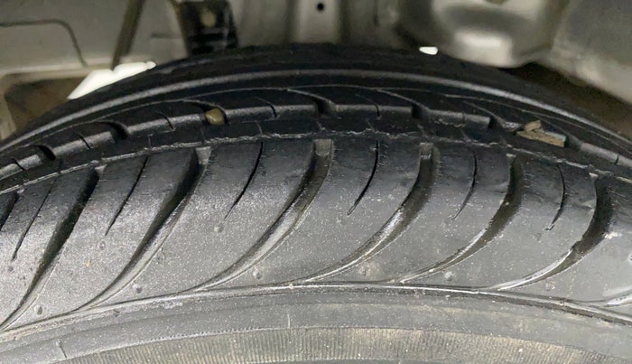 2015 Hyundai Eon MAGNA PLUS, Petrol, Manual, 14,927 km, Right Rear Tyre Tread