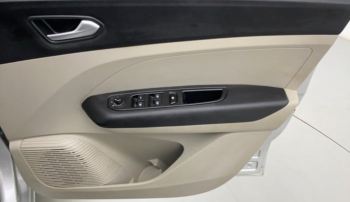 2021 Renault TRIBER 1.0 RXZ, Petrol, Manual, Driver Side Door Panels Control