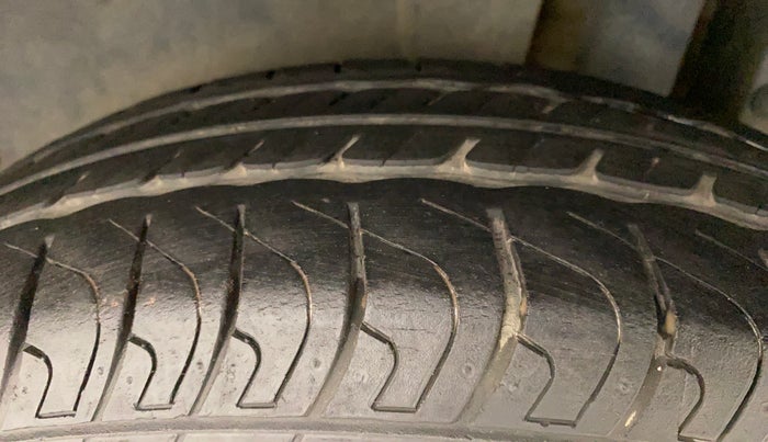 2014 Maruti Swift VXI, Petrol, Manual, 32,639 km, Left Rear Tyre Tread