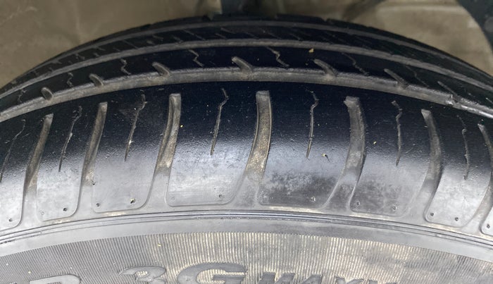 2018 Maruti Dzire VXI, Petrol, Manual, 23,645 km, Right Front Tyre Tread