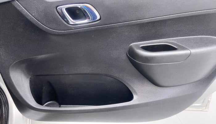 2019 Renault Kwid 1.0 RXT Opt, Petrol, Manual, 12,000 km, Driver Side Door Panels Control