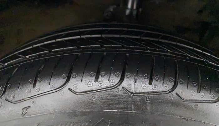 2018 Maruti Ciaz ALPHA 1.5 SHVS PETROL, Petrol, Manual, 62,041 km, Right Front Tyre Tread