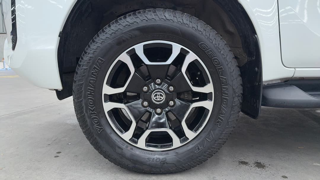 2022 Toyota Hilux Sr5 (4x4), Automatic, 80428 km, Left Front Wheel