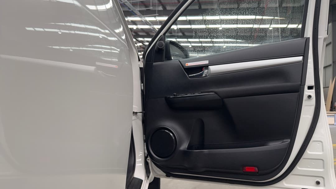 2022 Toyota Hilux Sr5 (4x4), Automatic, 80428 km, Speaker View