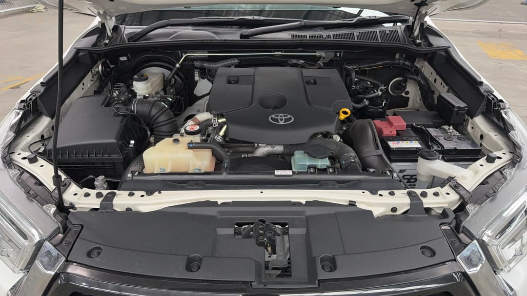 2022 Toyota Hilux Sr5 (4x4), Automatic, 80428 km, Open Bonnet (Engine)