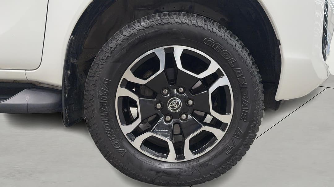 2022 Toyota Hilux Sr5 (4x4), Automatic, 80428 km, Right Front Wheel
