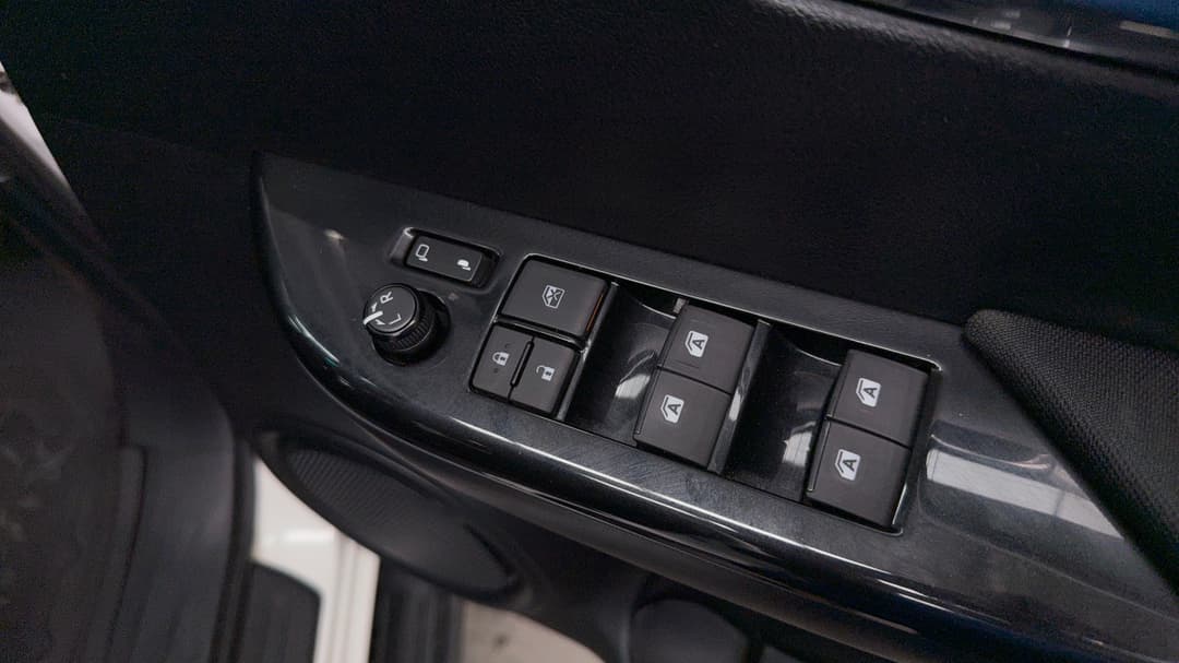 2022 Toyota Hilux Sr5 (4x4), Automatic, 80428 km, Drivers Side Door Panel Controls
