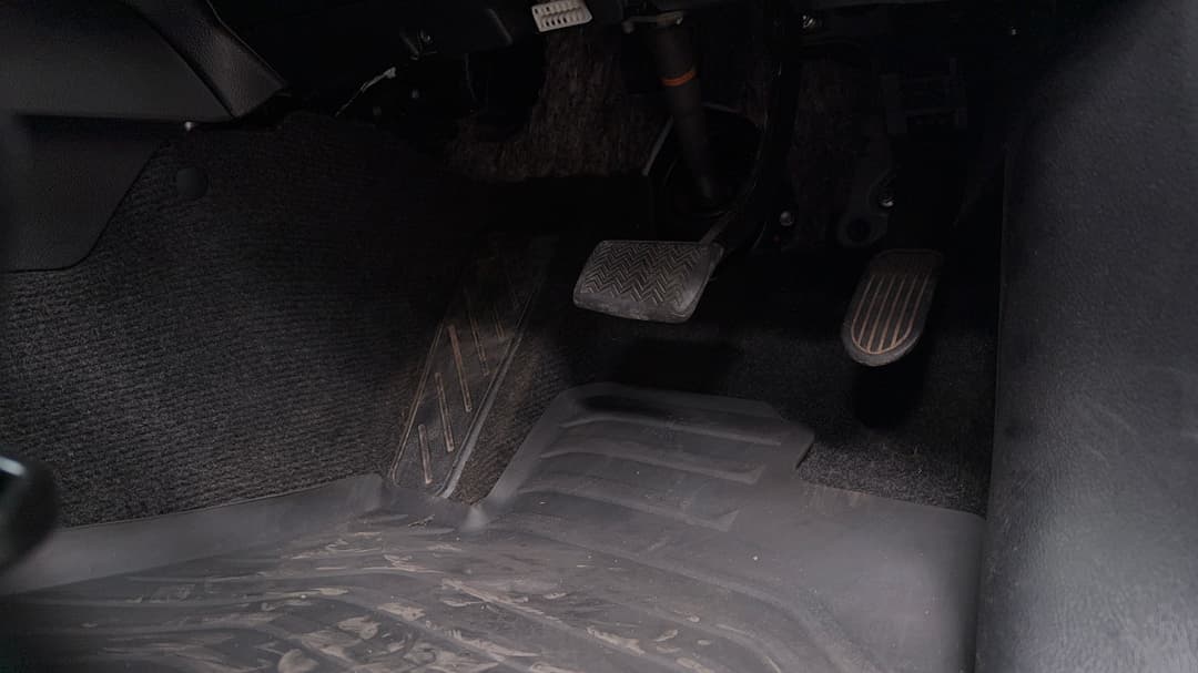 2022 Toyota Hilux Sr5 (4x4), Automatic, 80428 km, Pedals and Footmat