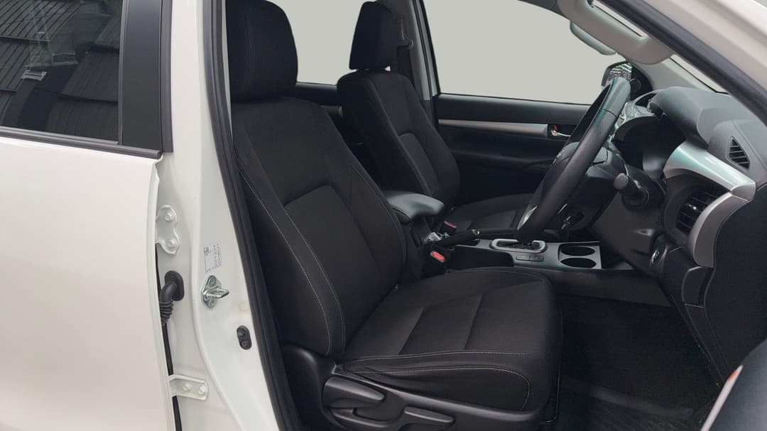 2022 Toyota Hilux Sr5 (4x4), Automatic, 80428 km, Right Side Front Door Cabin View