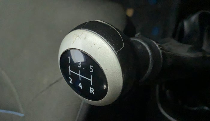 2013 Maruti Wagon R Stingray VXI, Petrol, Manual, 58,276 km, Gear lever - Knob has minor damage