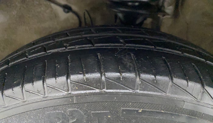 2019 Maruti Alto VXI, CNG, Manual, 74,562 km, Left Front Tyre Tread