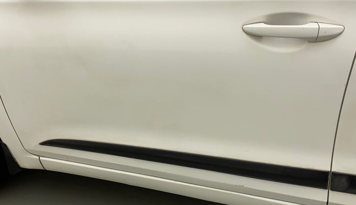 2014 Hyundai Elite i20 MAGNA 1.2, Petrol, Manual, 60,607 km, Front passenger door - Minor scratches