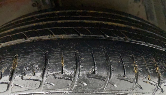 2014 Maruti Ertiga LXI, Petrol, Manual, 73,678 km, Right Front Tyre Tread