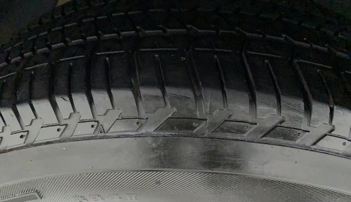 2020 Mahindra XUV500 W9, Diesel, Manual, 21,468 km, Left Front Tyre Tread