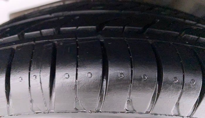 2015 Hyundai Eon ERA PLUS, Petrol, Manual, 60,837 km, Right Rear Tyre Tread